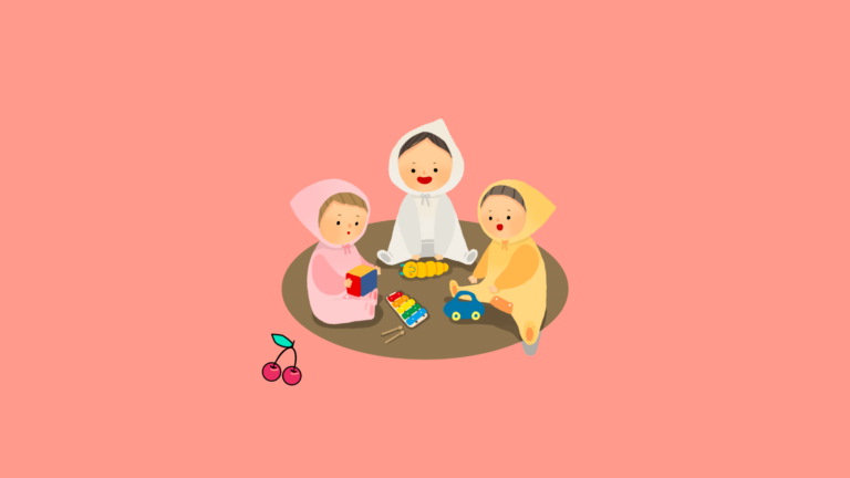 세 쌍둥이 아기들이 놀고있다
