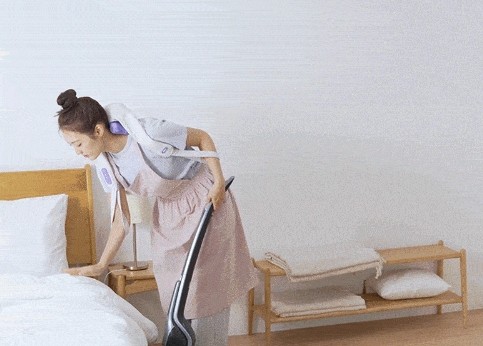 마사지기를 착용하고 청소하는 여자